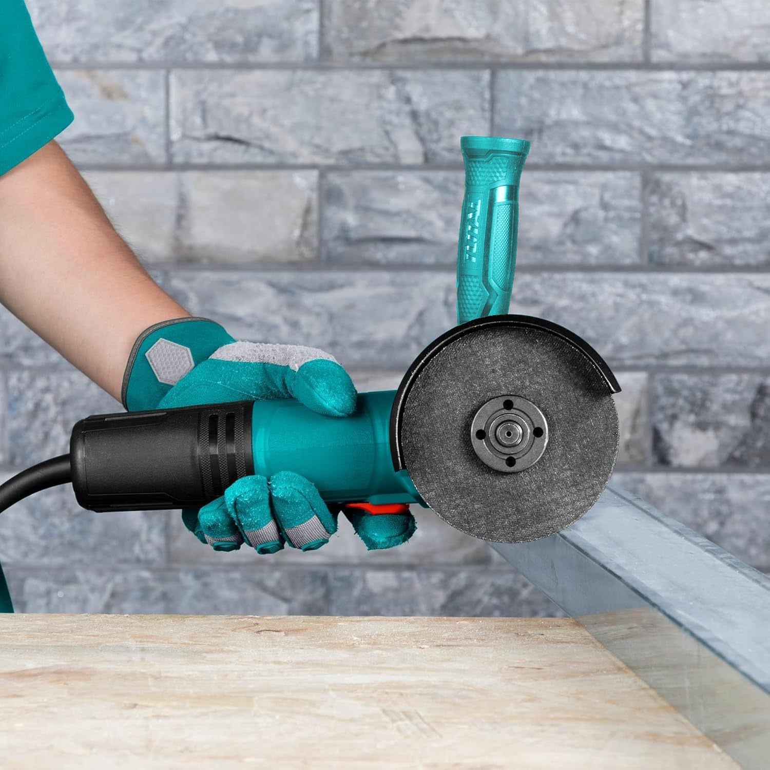 TOTAL TG10911556 Angle Grinder 900W – 115mm Disc, 12,000 RPM, M14 Spindle, Auxiliary Handle